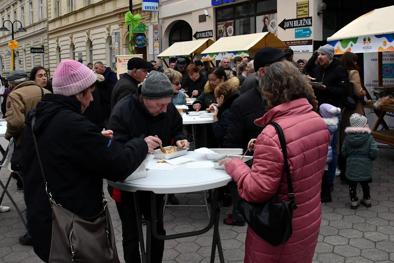 Osijek: Podjela fiš paprikaša građanima na Tvrđi