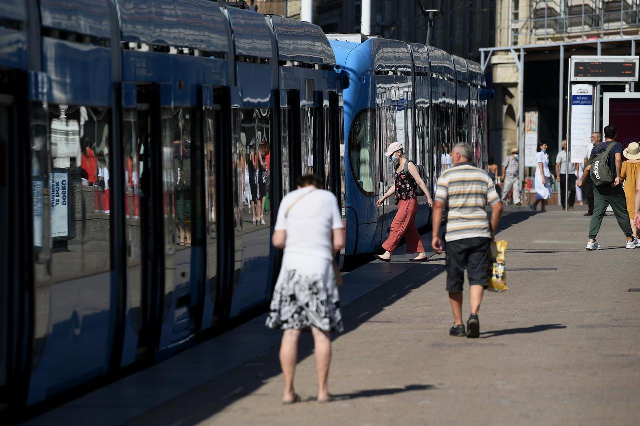 Detalji grada i njegovih stanovnika tijekom vrućeg i sparnog dana u Zagrebu