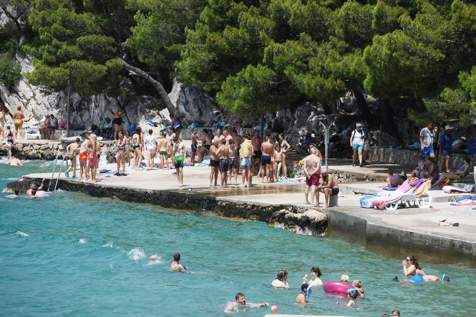 TRI PREKRASNE tribunjske plaže: Bristak, Zamalin i Sovlja dobro su uređene i opremljene, a
hlad pružaju borovi šumarci