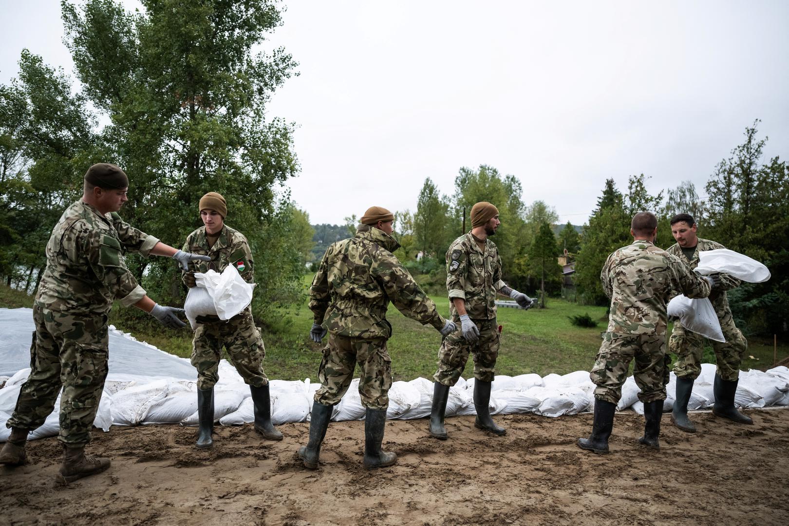 Soldiers carry sandbags to strengthen the dam along the river Danube in Pilismarot, Hungary, September 16, 2024. REUTERS/Marton Monus Photo: MARTON MONUS/REUTERS