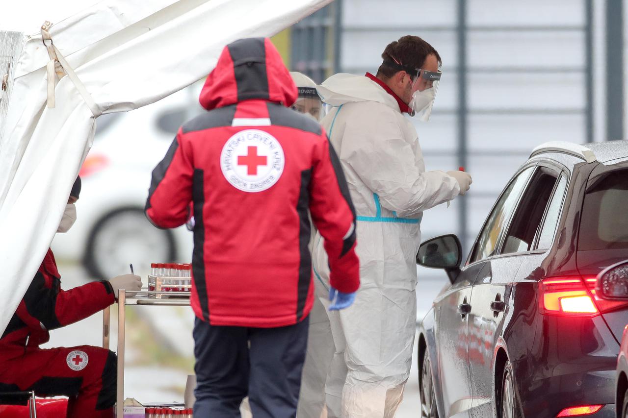 Povećan broj vozila na drive-in COVID testiranju na Zagrebačkom Velesajmu