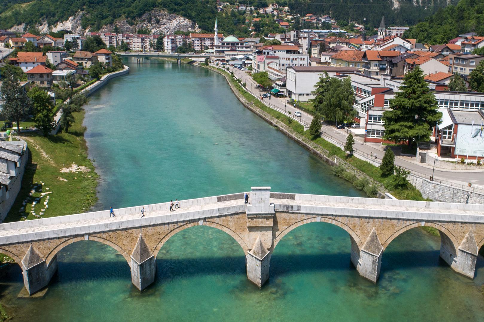 Neretva je najduža rijeka koja teče prema Jadranskom moru s njegove istočne obale.