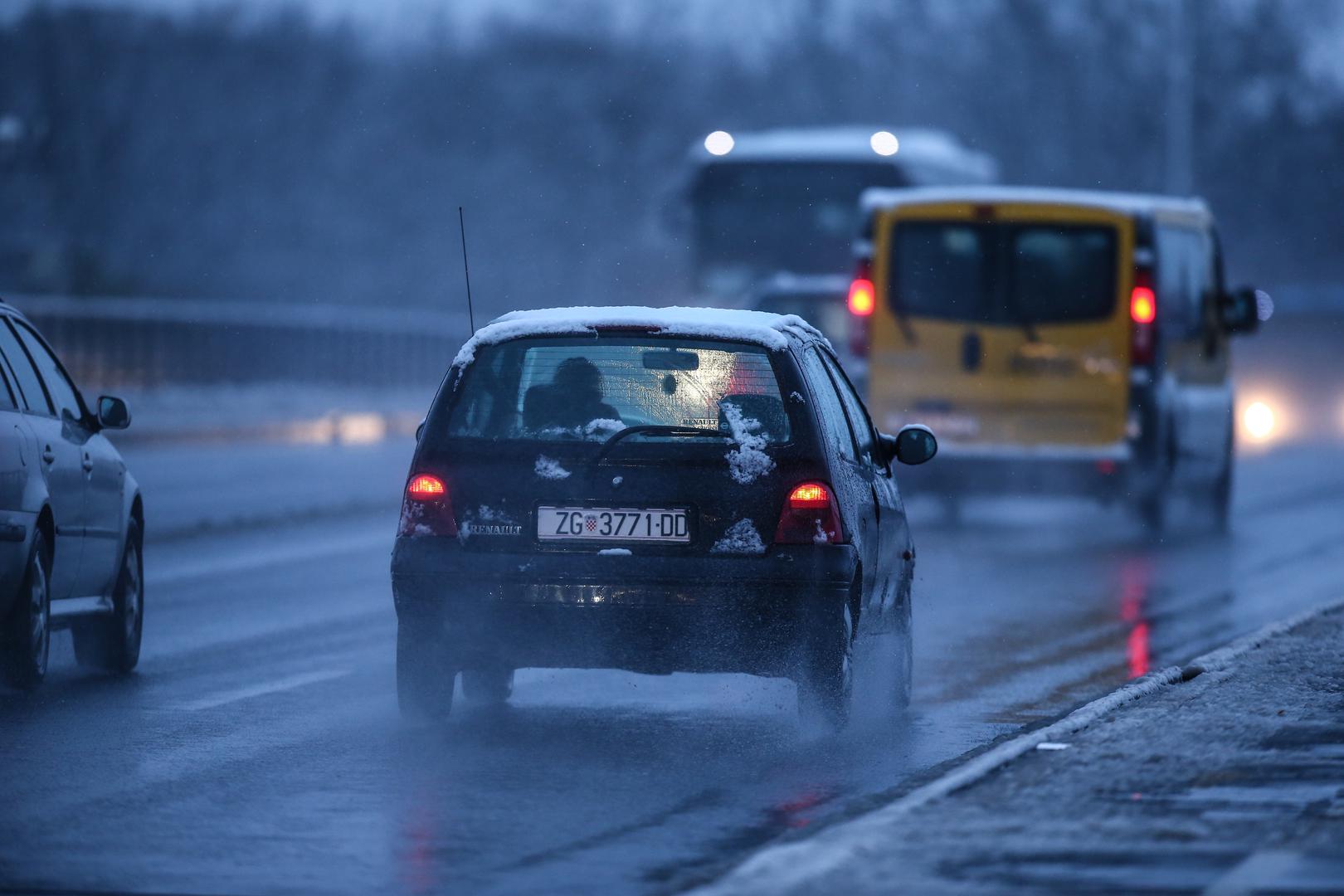 HAK upozorava vozače na poseban oprez te da svoju vožnju prilagode uvjetima na cesti. 