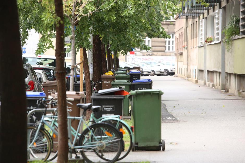 Zagreb: Kante za otpad u Križanićevoj ulici