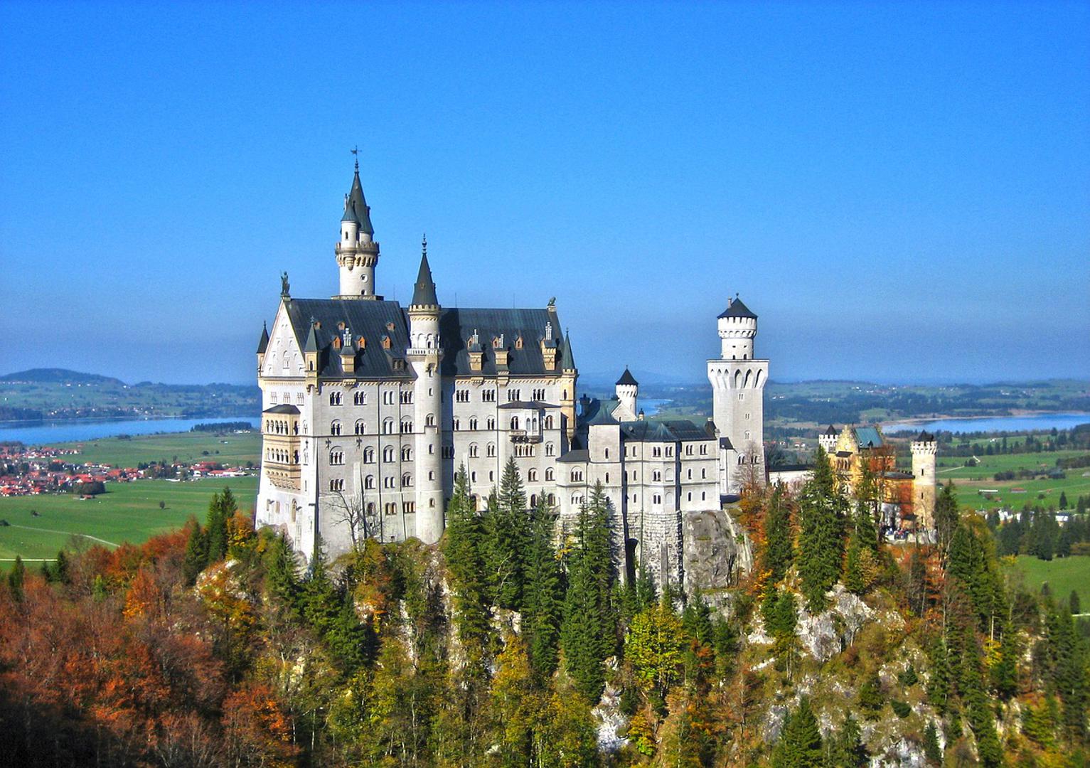 7. Dvorac Neuschwanstein, Njemačka: Dvorac Neuschwanstein je kao iz bajke. Lokacija je spektakularna, a posvuda oko dvorca nalaze se slikovite planine i krajolici koji oduzimaju dah. Ono što ovo mjesto čini još boljim je to što postoji čak i most koji pruža savršenu foto perspektivu.