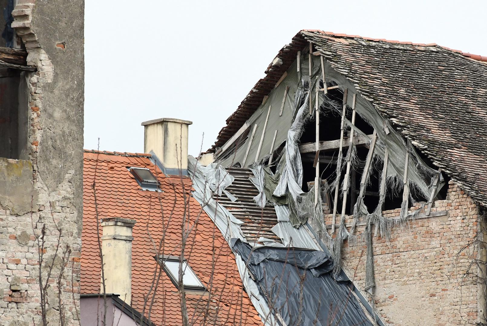 22.02.2024., Sisak - Jak vjetar trga PVC foliju koja prekriva ostecenja na zabatnim zidovima kuca nastala u potresu 2020. godine. Photo: Nikola Cutuk/PIXSELL