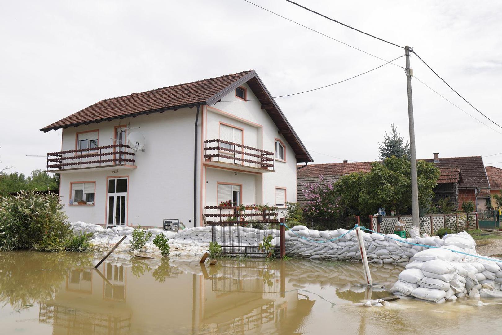 09.08.2023., Drnje - U naselju Drnje voda se povlaci iz kuca i dvorista. Photo: Luka Stanzl/PIXSELL