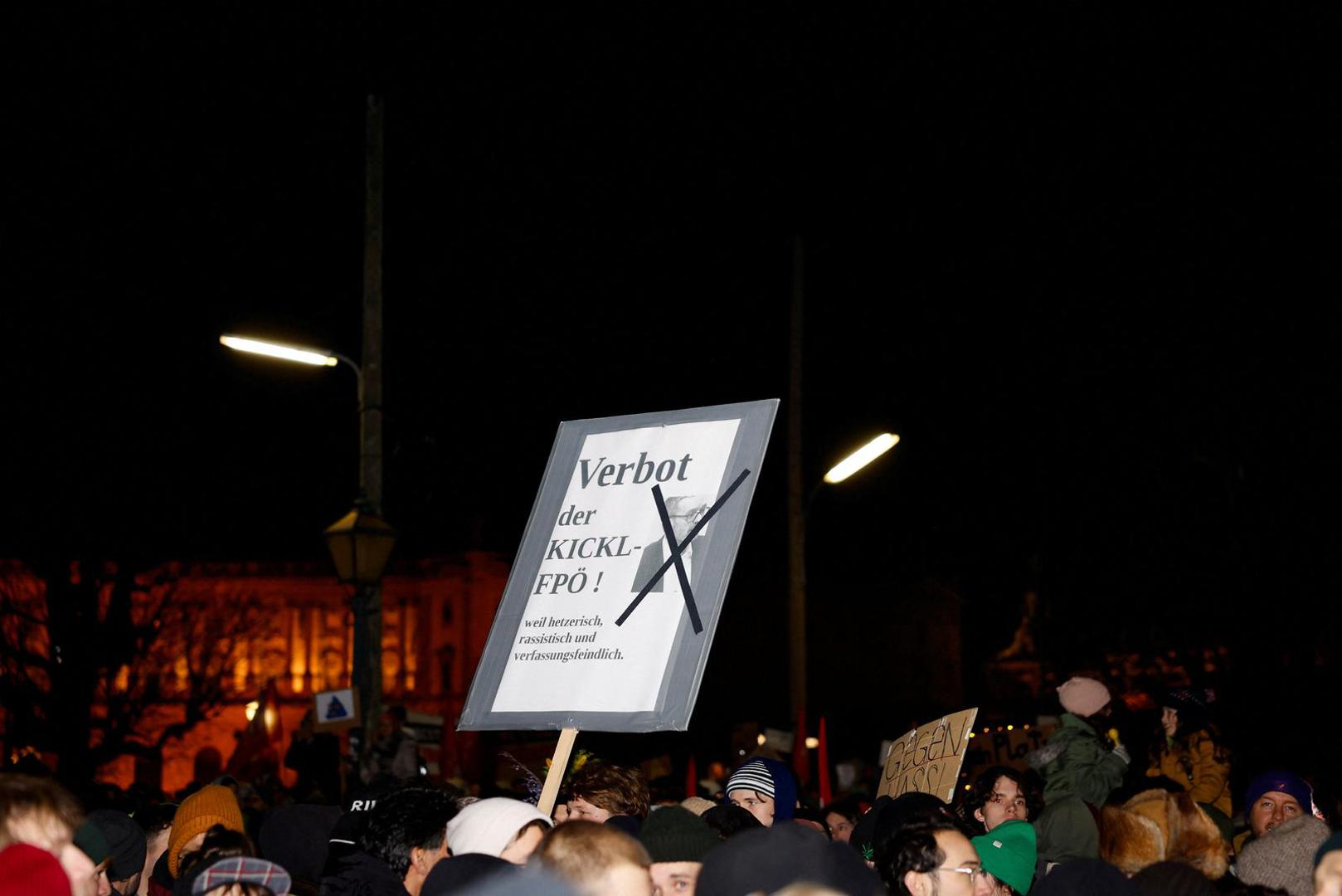 Protesters demonstrate against far-right Freedom Party (FPO) with a sign that says "ban of the Kickl-FPOE" in Vienna, Austria, January 9, 2025. REUTERS/Lisa Leutner Photo: LISA LEUTNER/REUTERS