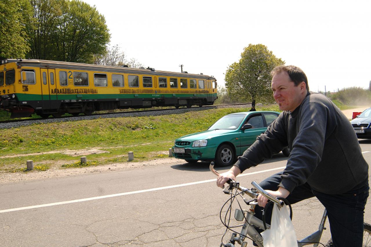 \'20.04.2010., Cakovec- Na pruznim prijelazima kraj Cakovca, kod prolaza vlaka nedjeljom, promet ce zaustavljati kondukteri kako bi prosao vlak. Pruzni prijelaz kod groblja. Photo: Vjeran Zganec-Rogul