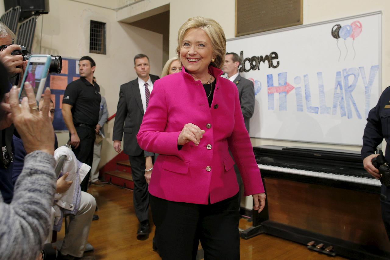 U.S. Democratic presidential candidate Hillary Clinton takes the stage for a campaign town hall meeting in Salem, New Hampshire December 8, 2015.  REUTERS/Brian Snyder