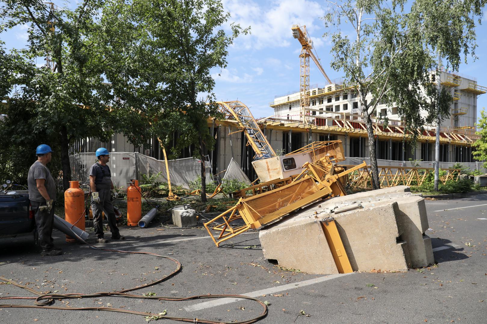 20.07.2023., Zagreb, Hrvatska - Uslijed strasnog nevremena i oluje u Prilazu baruna Filipovica pala je dizalica koja se ukopala u cestu. Photo: Emica Elvedji/PIXSELL