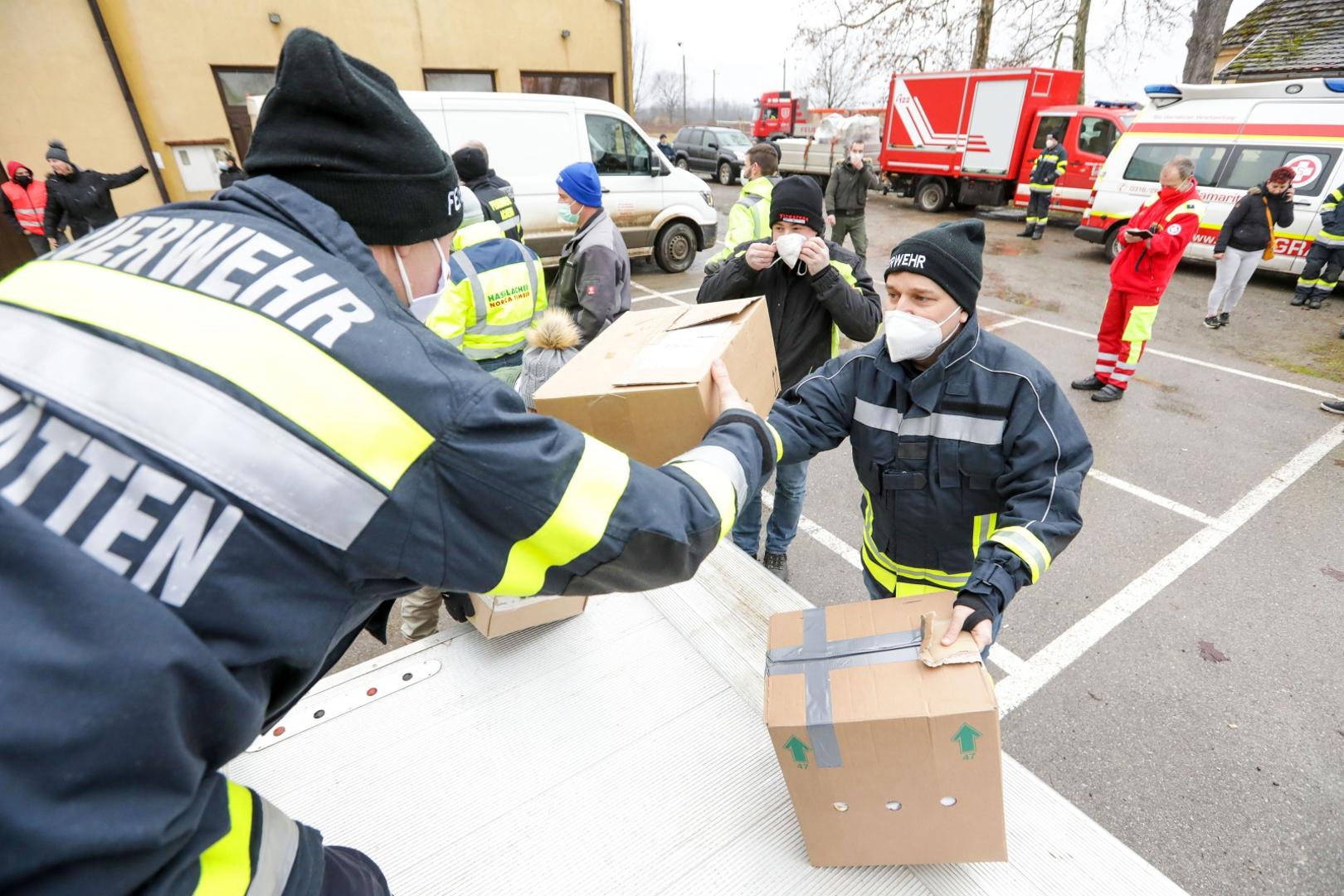 08.01.2021., Sisak - U skladiste Agro simpa stigao je austrijski konvoj kamiona s pomoci za potresom pogodjena podrucja u Sisacko-moslavackoj zupaniji. Photo: Robert Anic/PIXSELL