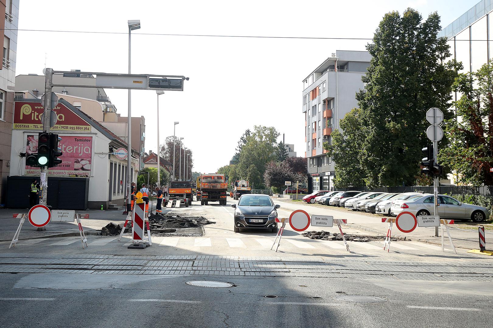 27.9.2021., Zagreb - Zbog puknute vodovodne cijevi u Selskoj ulici poplavljen je dio gradske cetvrti Tresnjevka sjever. Cijev je pukla ispred kucnog broja 173 u Selskoj ulici, gdje je nastala velika i duboka rupa. Podrumi, garaze i neka kucanstva u Selskoj i okolnim ulicama su poplavljena. Trenutno se sanira ostecenje vodovodne cijevi, pa je promet tim djelom Selske ulice zatvoren. Popisivaci bi kroz nekoliko dana trebali izaci na teren kako bi ustvrdili stetu na poplavljenim objektima. 
Photo: Goran Stanzl/PIXSELL