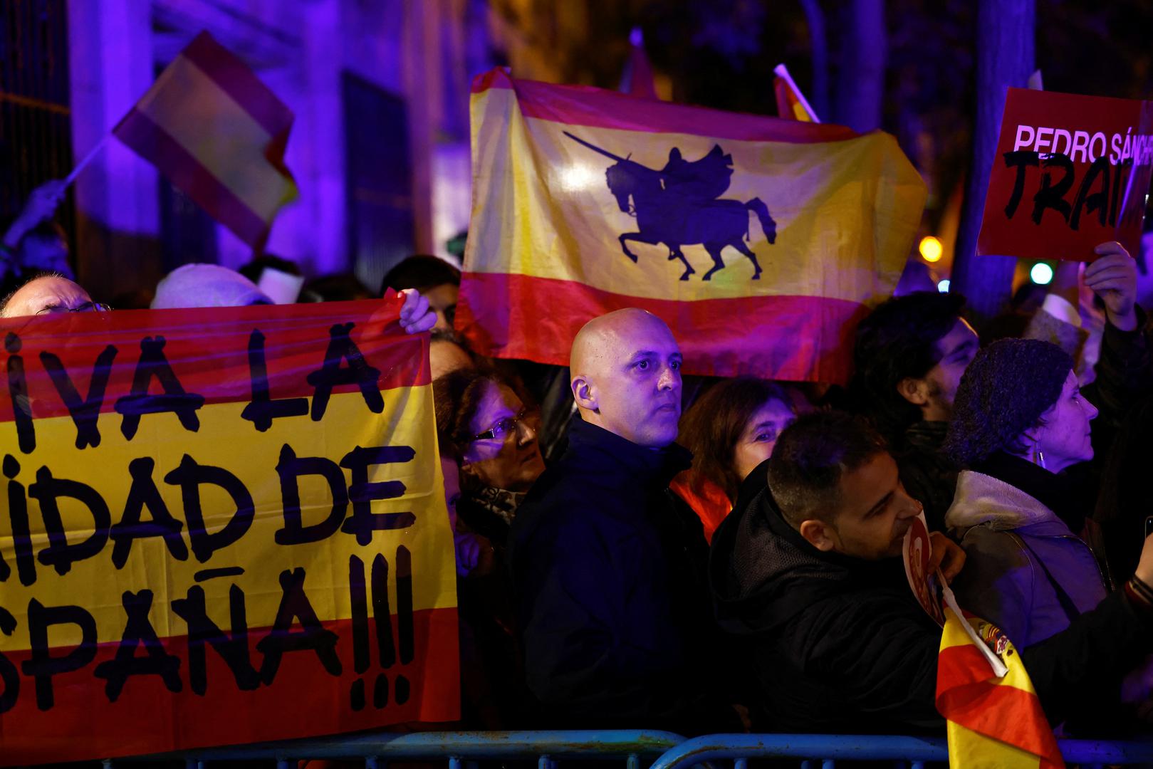 People take part in a protest near to Spain's Socialists Party (PSOE) headquarters, following acting PM Pedro Sanchez negotiations for granting an amnesty to people involved with Catalonia's failed 2017 independence bid in Madrid, Spain, November 6, 2023. REUTERS/Juan Medina Photo: JUAN MEDINA/REUTERS