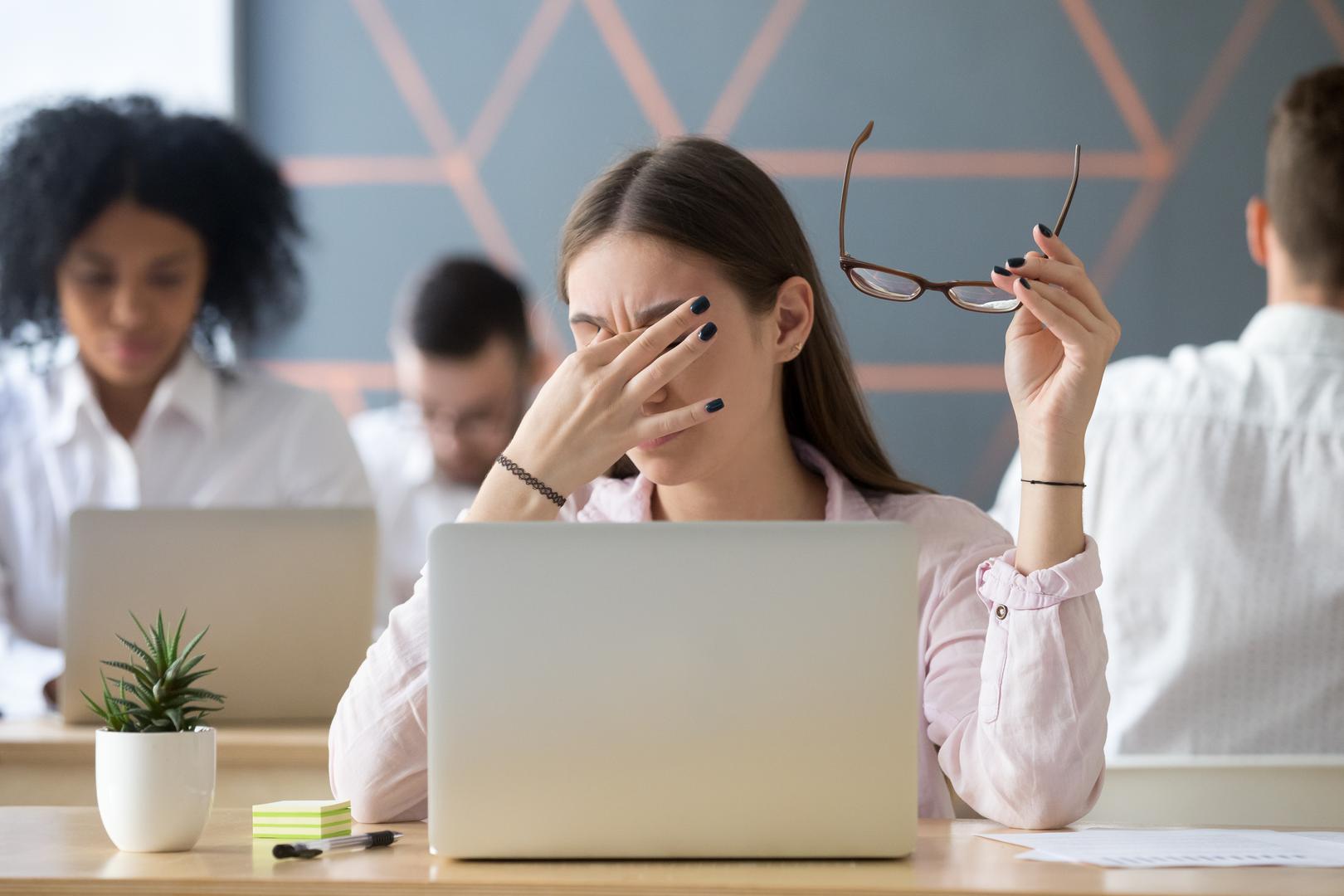 Upozoravajuće zvuči podatak da je čak oko četiri od 10 odraslih osoba u SAD-u izloženo visokom riziku od gubitka vida, prema podacima centara za kontrolu i prevenciju bolesti, no ništa bolje nije ni u drugim dijelovima svijeta. Ipak, dobra je stvar da se mnogo toga može napraviti za zdravlje očiju te da se može spriječiti ili liječiti, ističe dr. Joshua Ehrlich sa Sveučilišta Michigan. Donosimo devet najrasprostranjenijih mitova o zdravlju očiju i evo što o njima kažu stručnjaci: