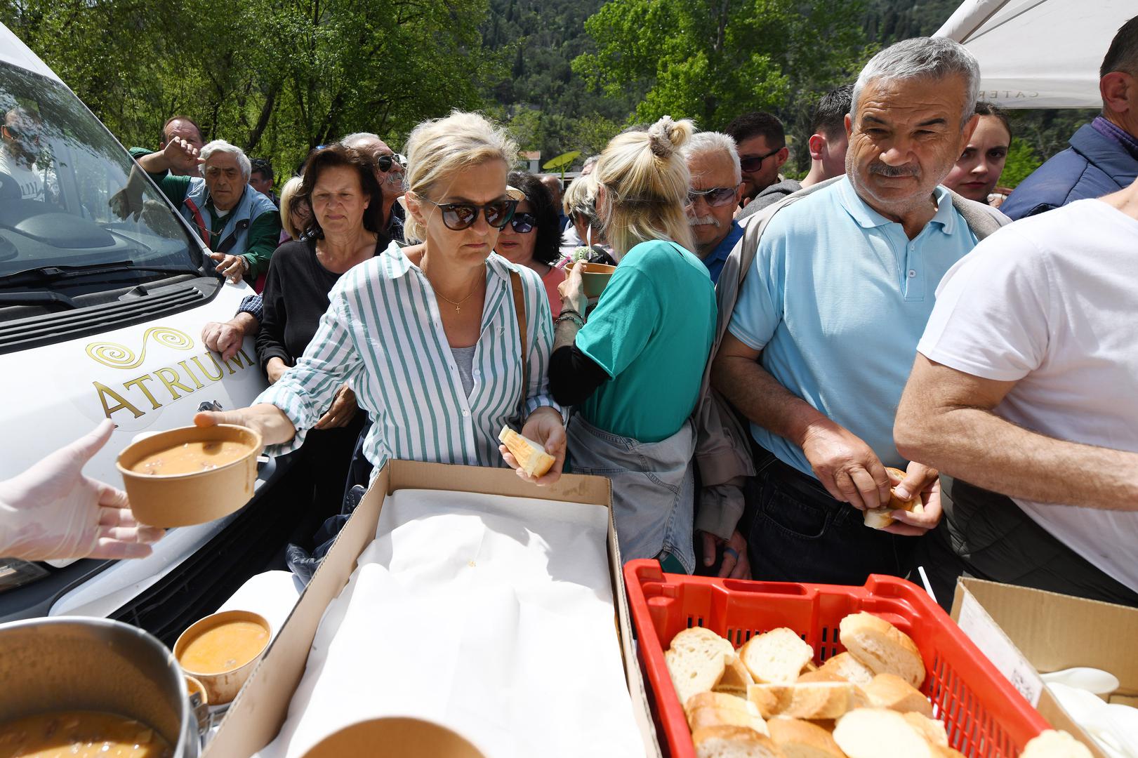 01.05.2022., Skradinski buk - Nakon pauze zbog pandemije koronavrusom tradicionalna proslava 1.svibnja na Skradinskom buku te podjela graha privukli su veliki broj gostiju i zitelja Sibensko-kninske zupanije.  Photo: Hrvoje Jelavic/PIXSELL