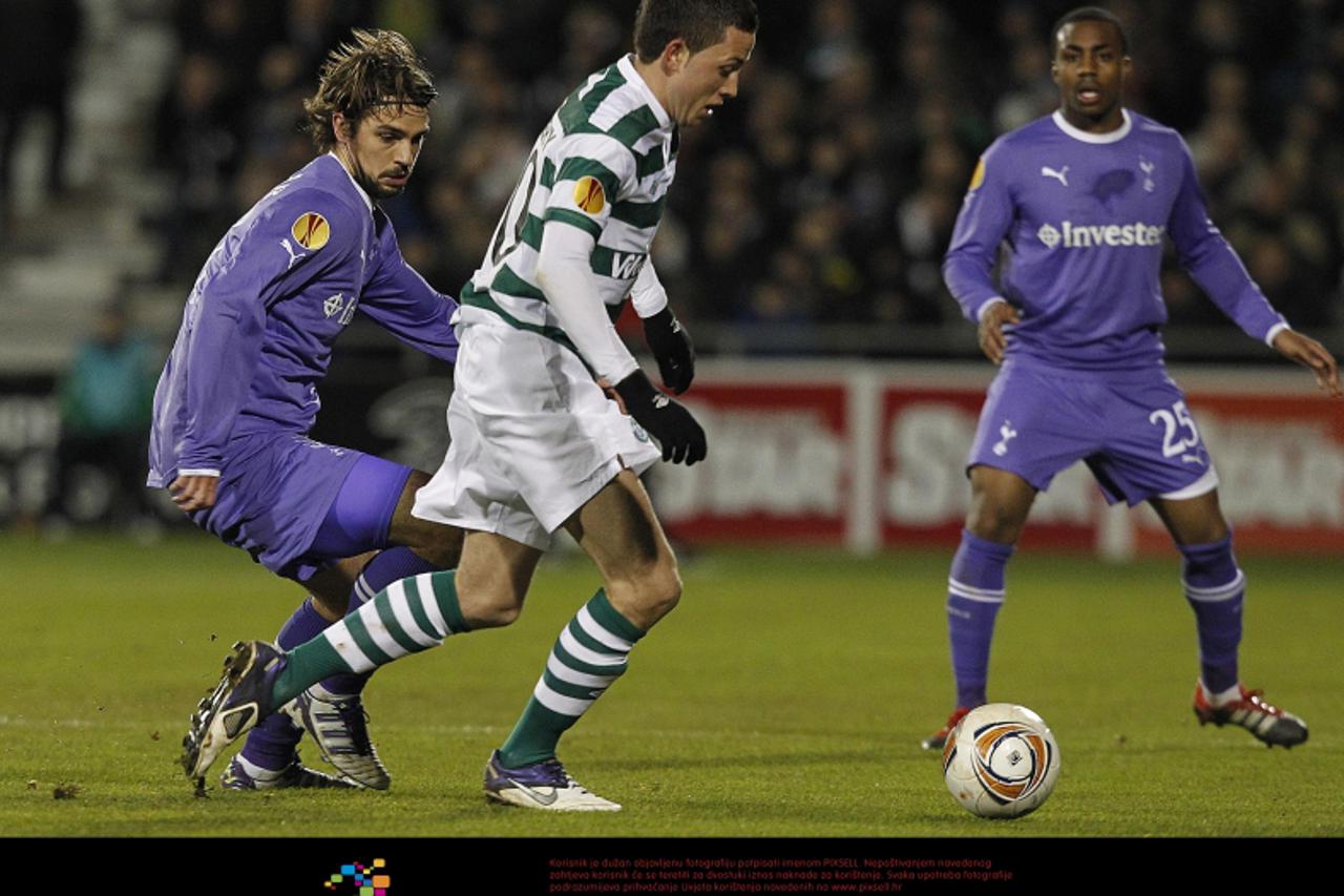 \'Tottenham Hotspur Niko Kranjcar in action against Shamrock Rovers Billy Dennehy (centre) during the UEFA Europa League, Group A match at the Tallaght Stadium, Dublin, Ireland. Photo: Press Associati