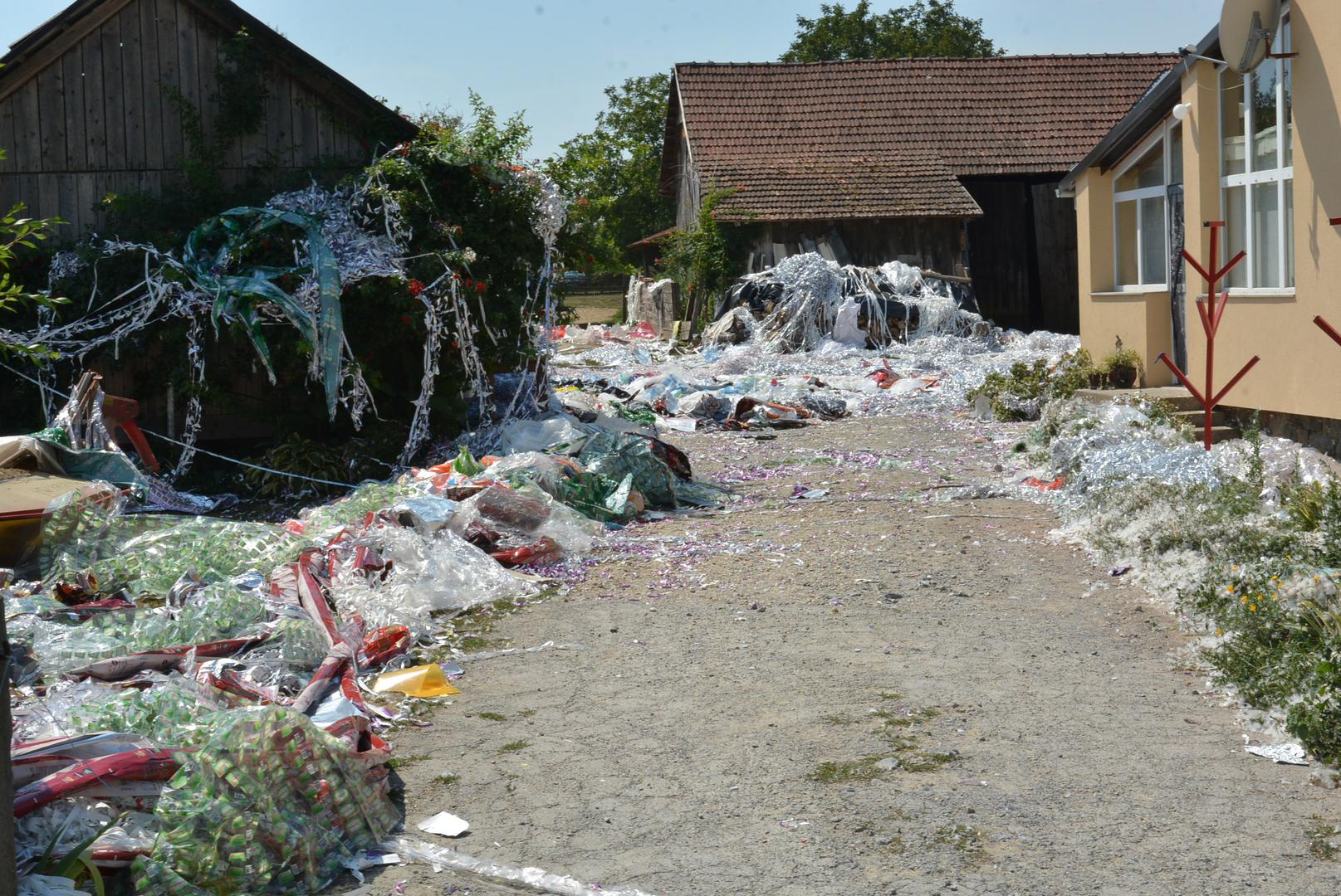 19.08.2017., Pavlovac - Sipanje se s godinama prometnulo u neslavan bilogorski obicaj. Na podrucju Bjelovarsko-bilogorske zupanije njeguje se jedinstven obicaj "slavlja" dolaska kuci majke i novorodjenceta iz bolnice, poznat pod nazivom sipanje. Rodbina, prijatelji i susjedi iskazuju veselje zasipavanjem dvorista perjem i papirima, a neuobicajeni nestasluci postaju ocekivani dio slavlja. Ovo je obicaj koji nema pisana pravila pa on ovisi o "kreativnosti" sipaca. Moze se zateci da se pale gume, sipaju limeni cepovi boca, ostavljaju olupine automobila ili slican otpad. Tako je, umjesto da je zasuta cvijecem, novopecena majka zasuta smecem. Neopisiva je to muka za domacine koji danima moraju cistiti dvoriste. Nekada su se prema narodnim obicajima sipali pljeva i perje. Pljeva koja je cuvala zrno zita, znacila je da se zena ocistila nakon poroda, a perje kako bi novorodjence imalo lagodan zivot poput ptice. "nPhoto: Damir Spehar/PIXSELL                                  