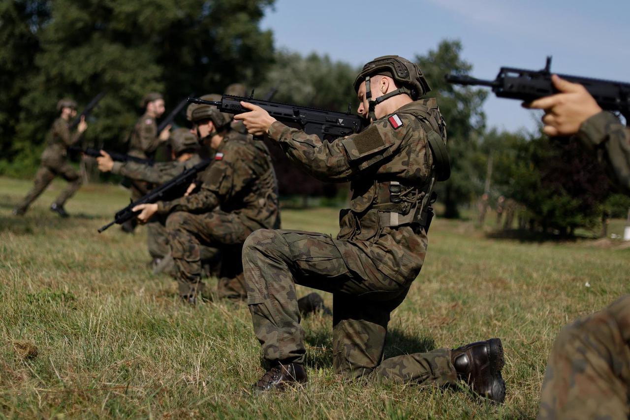 Polish volunteers exercise during summer military trainings