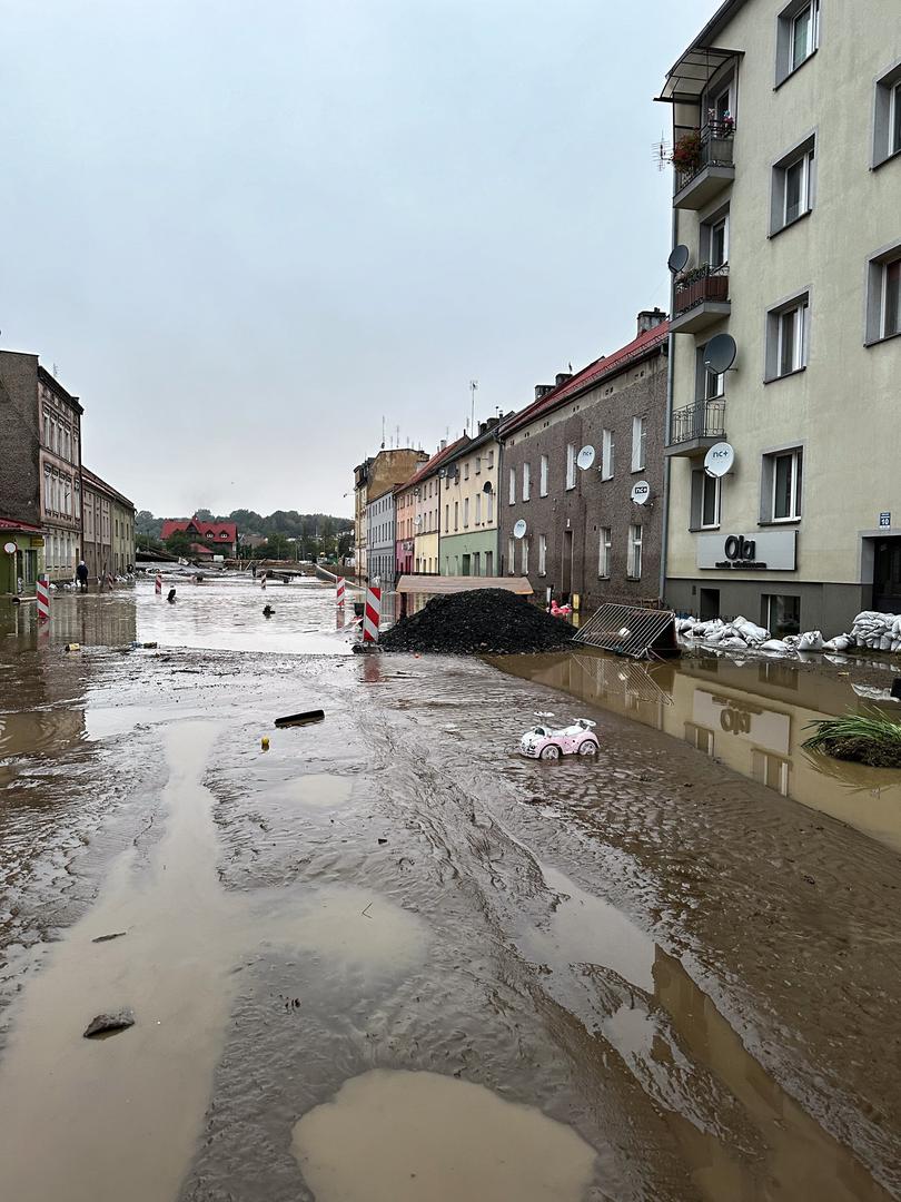 Głuchołazy (woj. opolskie), 15.09.2024. Dynamiczna sytuacja powodziowa. Rzeka Biała Głuchołaska zalała Głuchołazy, 15 bm. Niż genueński, który dotarł nad Polskę w czwartek 12 września, odpowiada za aktualne załamanie pogody i ulewne deszcze szczególnie na Dolnym Śląsku. (aldg) PAP/Michał Meissner Photo: Michał Meissner/PAP