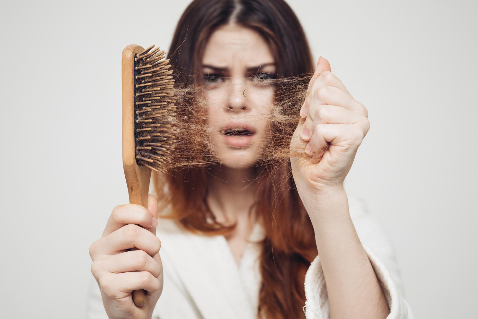 Iako je normalno izgubiti između 50 i 100 vlasi dnevno, ponekad gubitak kose može ukazivati na zdravstvene probleme poput nedostatka željeza. Ukoliko ste zabrinuti u vezi gubitka kose, preporučljivo je konzultirati se s vašim liječnikom opće prakse.