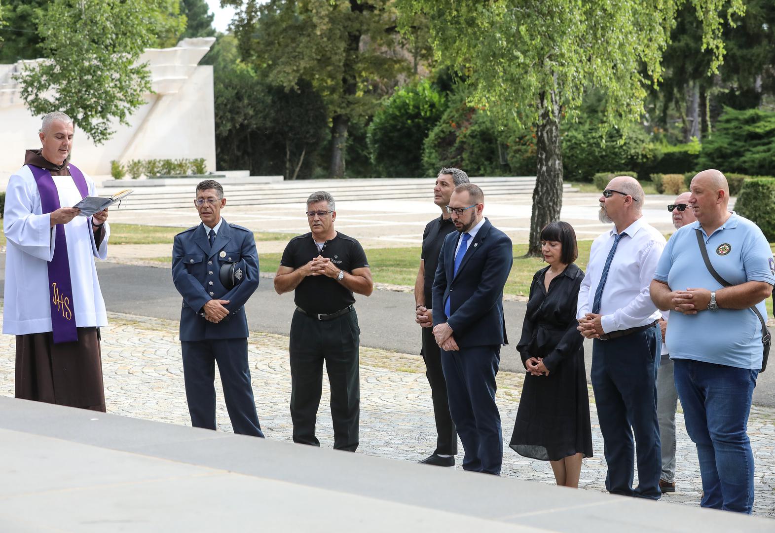 Došli su je, kazao je, kako bi odali počast svim hrvatskim braniteljima, sjetili se poginulih i nestalih te zahvalili na žrtvama svim hrvatskim ratnim vojnim invalidima