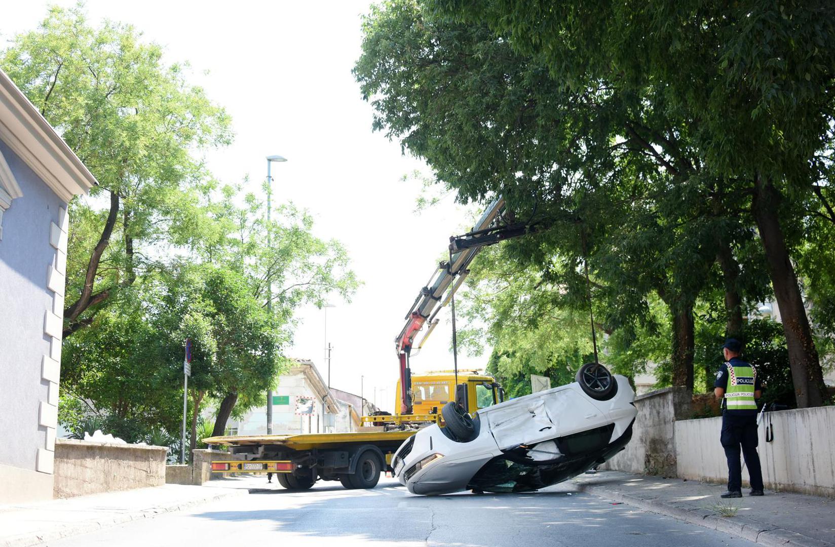 Ubrzo su došli radnici s paukom kojim su okrenuli automobil 