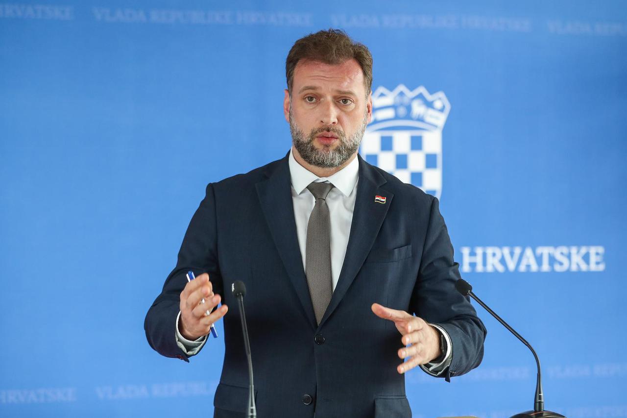 Zagreb: Ministar Banožić dao je izjavu prije početka sjednice Vlade