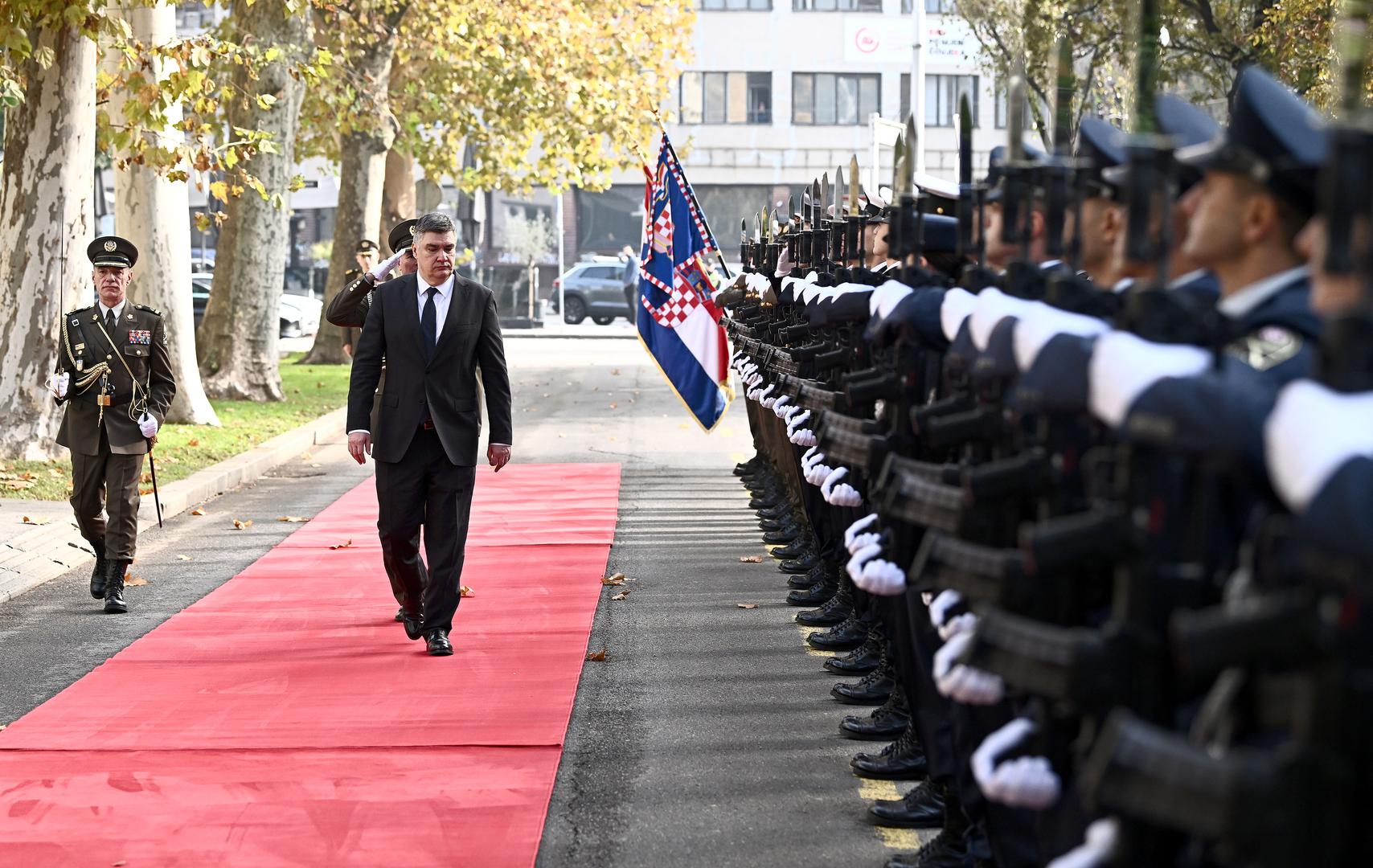 Predsjednik Republike Hrvatske Zoran Milanović sazvao je jutros za 10 sati sastanak s načelnikom Glavnog stožera Oružanih snaga (OSRH) i njegovim suradnicima, načelnicima uprava Glavnog stožera te zapovjednicima grana OSRH-a.