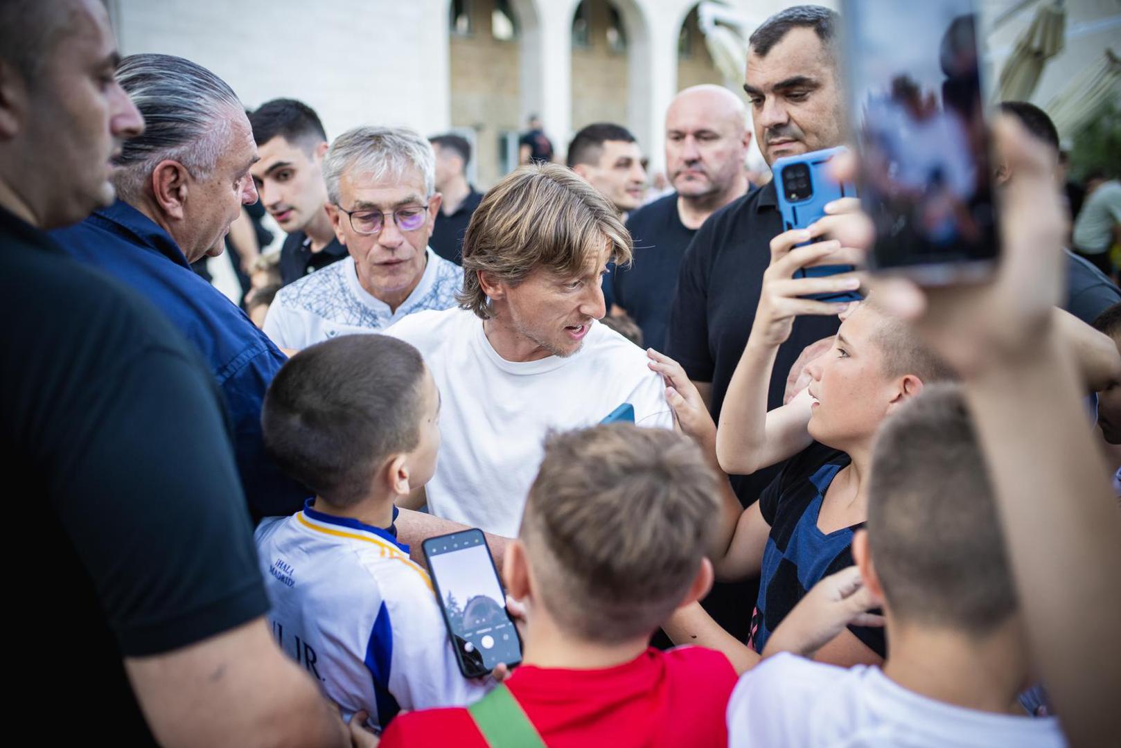 "Luka, Luka" uzvikivali su euforično brojni okupljeni, među kojima je bilo najviše mladih, kada se Luka Modrić pojavio ispred dvorane Hrvatskoga doma hercega Stjepana Kosača gdje je premijerno prikazan dokumentarac o HŠK Zrinjski.