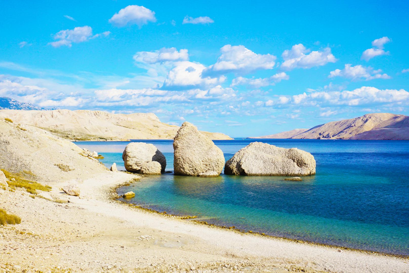 Beritnica, Pag: Plaža Beritnica nalazi se nedaleko od mjesta Metajna na otoku Pagu i mnogi ju smatraju jednom od najljepših u zemlji. Posebnu joj čar daje činjenica da nije dostupna autom, već do nje morate prošetati ili doploviti barkom.