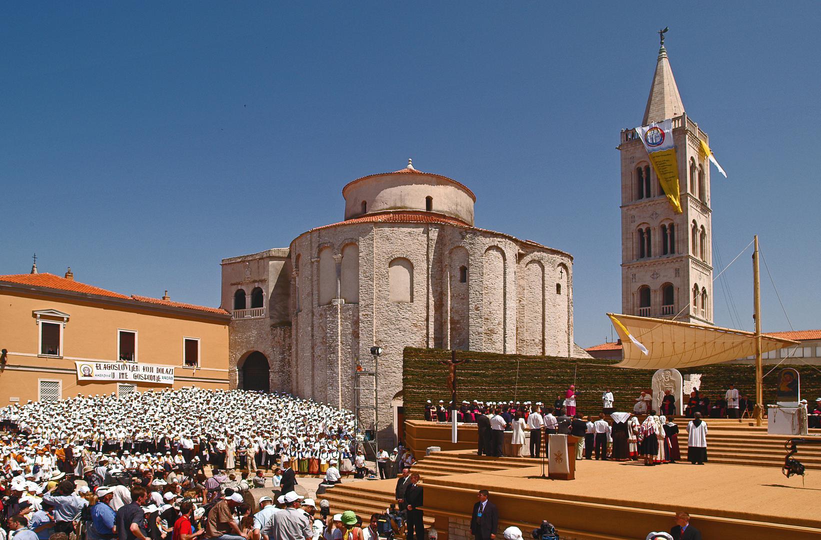 8 i 9.06.2003., Zadar, Hrvatska - Sveti otac Ivan Pavao II. svoj treci pohod Hrvatskoj zavrsio je susretom s vjernicima u Zadru, gdje je odrzao svetu misu na Forumu. Photo: Sinisa Hancic/PIXSELL