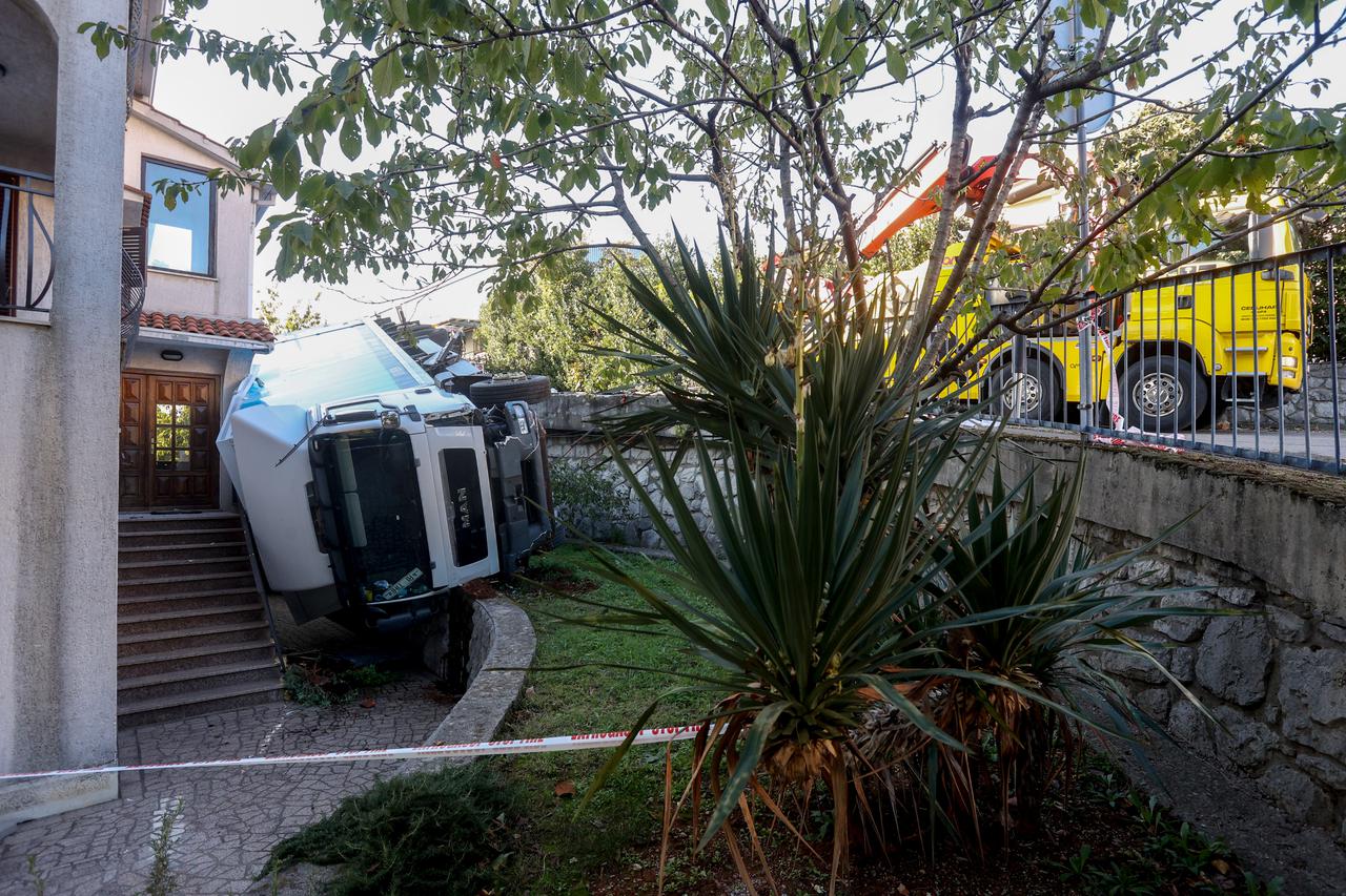 U Srdočima kamion sletio s ceste u dvorište kuće