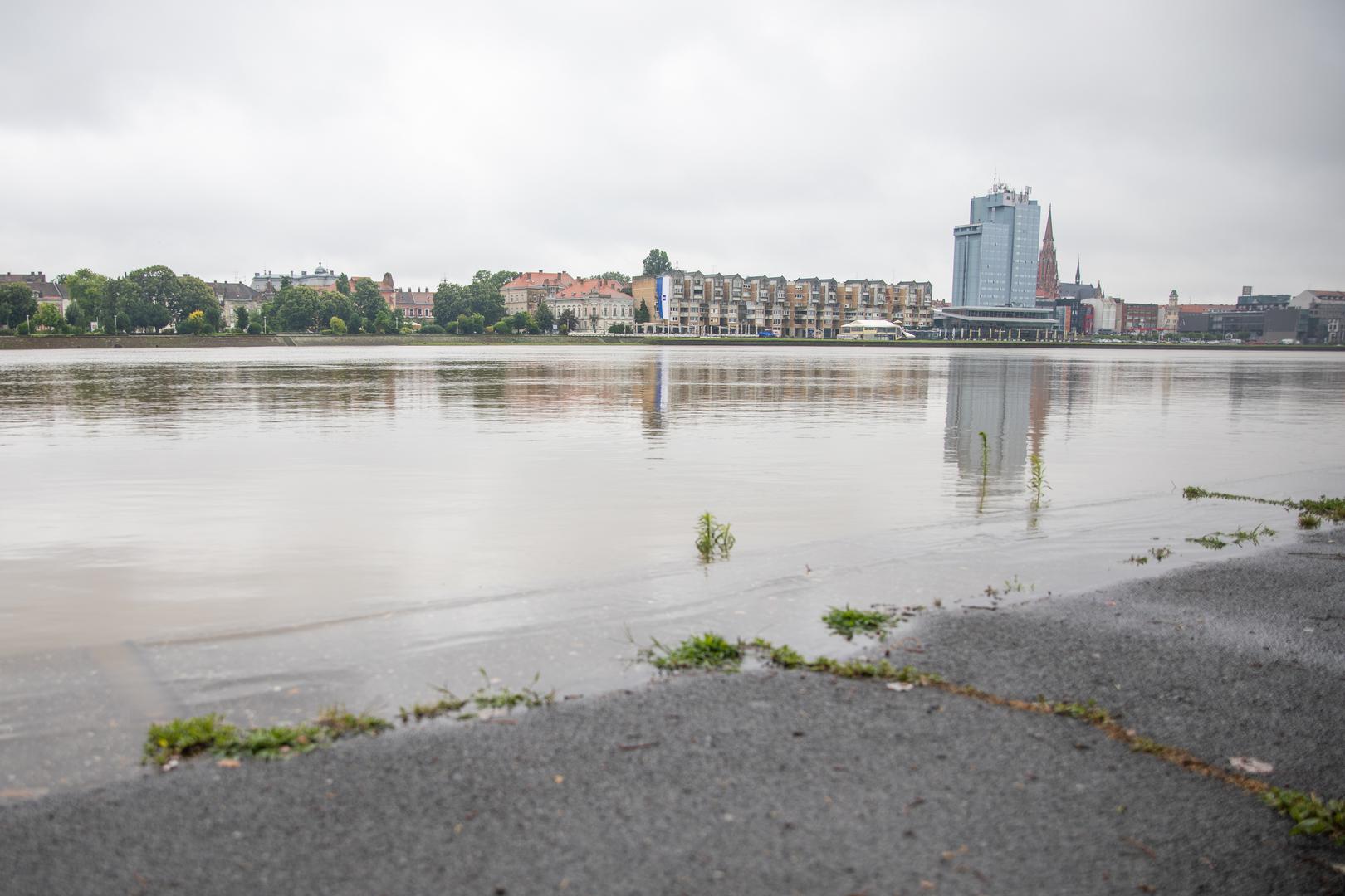 12.06.2024. Osijek -  Vodostaj Drave na lijevoj obali, ocekivanje vodenog vala Photo: Borna Jaksic/PIXSELL