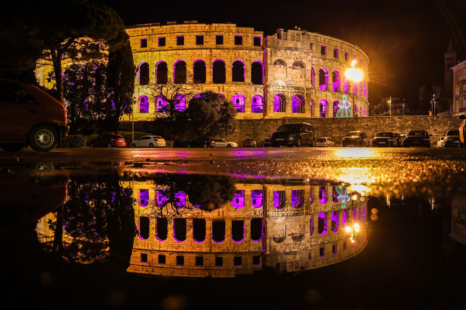 Ako ste samo pogledom na ovu fotografiju pomislili da je to rimski Koloseum - prevarili ste se. Uspoređujući ovaj amfiteatar s više od 200 rimskih, njegov plašt s četiri stubišna tornja je najsačuvaniji i rijedak primjer jedinstvenih tehničkih i tehnoloških rješenja. Po veličini zauzima šesto mjesto među rimskim amfiteatrima na svijetu, te je jedini u svijetu čija su sva tri rimska arhitektonska reda u potpunosti očuvana, a nalazi se u gradu... 