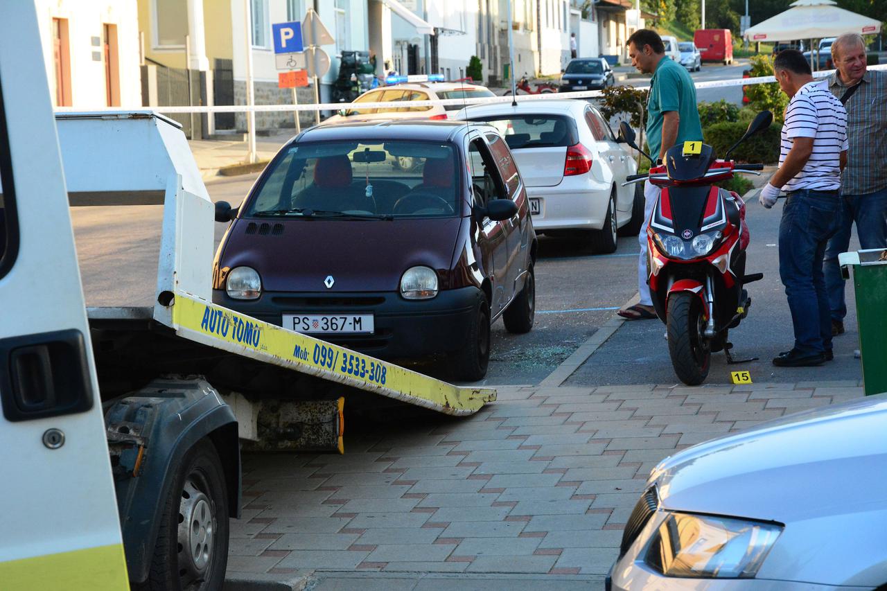 Vozač mopeda pucao u muškarca u parkiranom automobilu