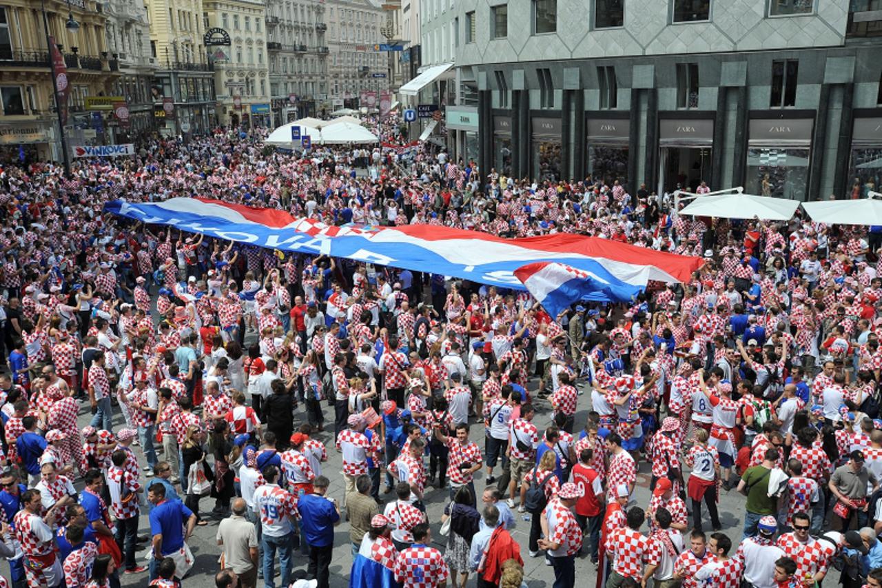 'sport bec 08.06.2008 ...euro 2008...hrvatski navijaci u centru beca... Foto:Antonio Bronic  =VECERNJI LIST='