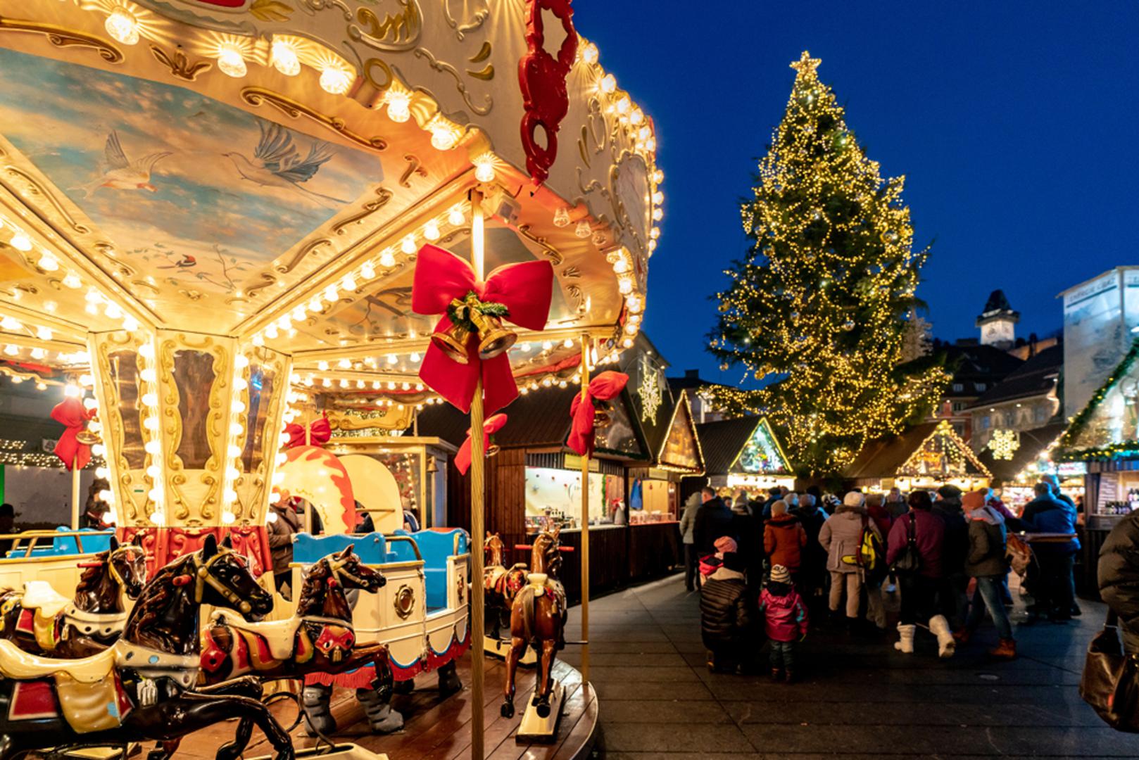 Graz - štajerska božićna tradicija: Advent u Grazu, koji se održava od 22. studenog do 24. prosinca 2024., poznat je po svojoj autentičnosti i očuvanju štajerskih božićnih običaja. Glavna atrakcija je ledeni park od 3000 kvadratnih metara u Gradskom parku, gdje posjetitelji mogu uživati u klizanju i zimskim sportovima. Posebnost ovogodišnjeg izdanja je "Umjetnički advent" - projekt koji povezuje tradicionalne obrtnike sa suvremenim umjetnicima, stvarajući jedinstvene božićne suvenire.