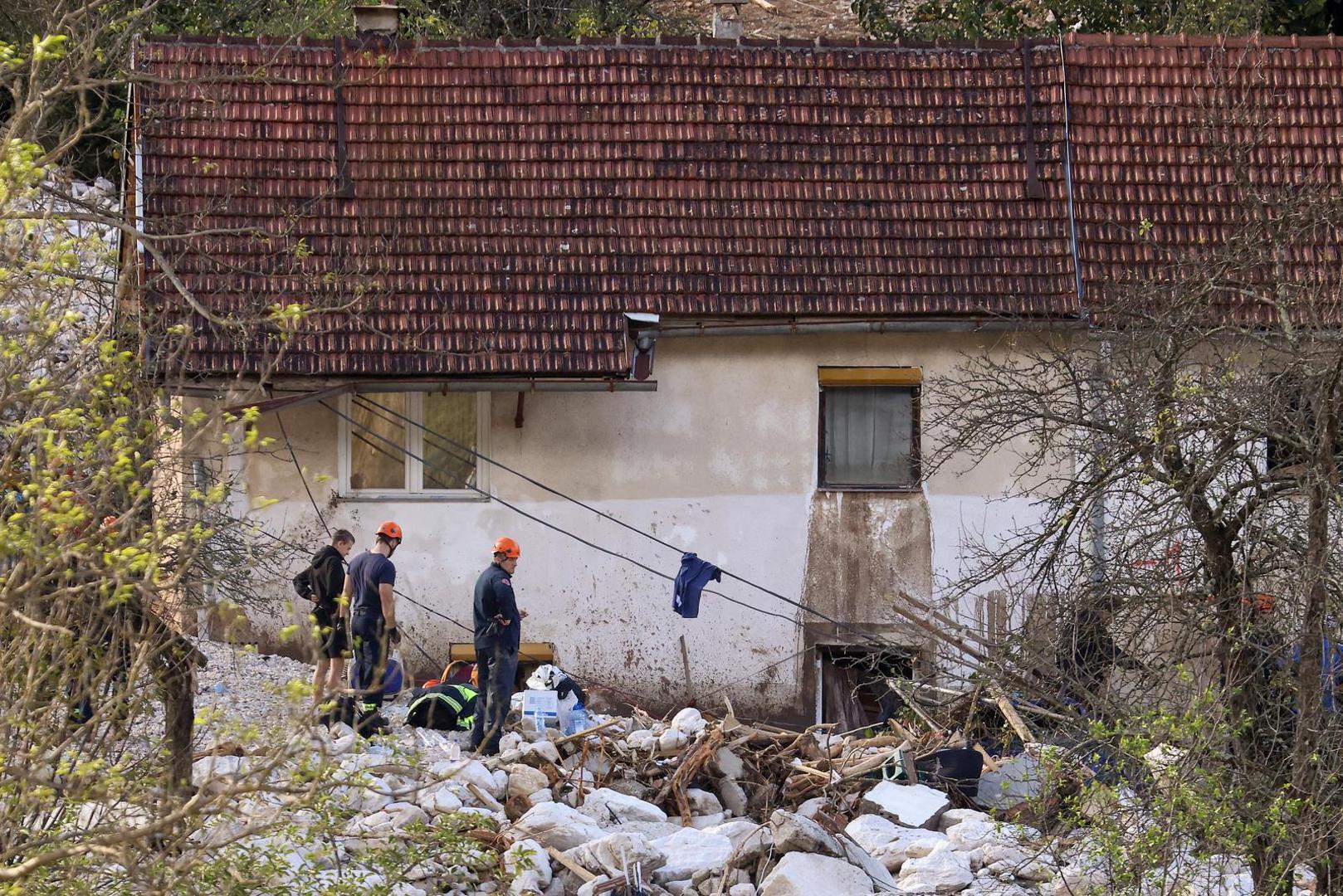 04.10.2024., Donja Jablanica, Bosna i Hercegovina - Pripadnici Civilne zastite pretrazuju podrucje u selu Donja Jablanica gdje je kliziste unistilo oko 15 kuca. Photo: Armin Durgut/PIXSELL