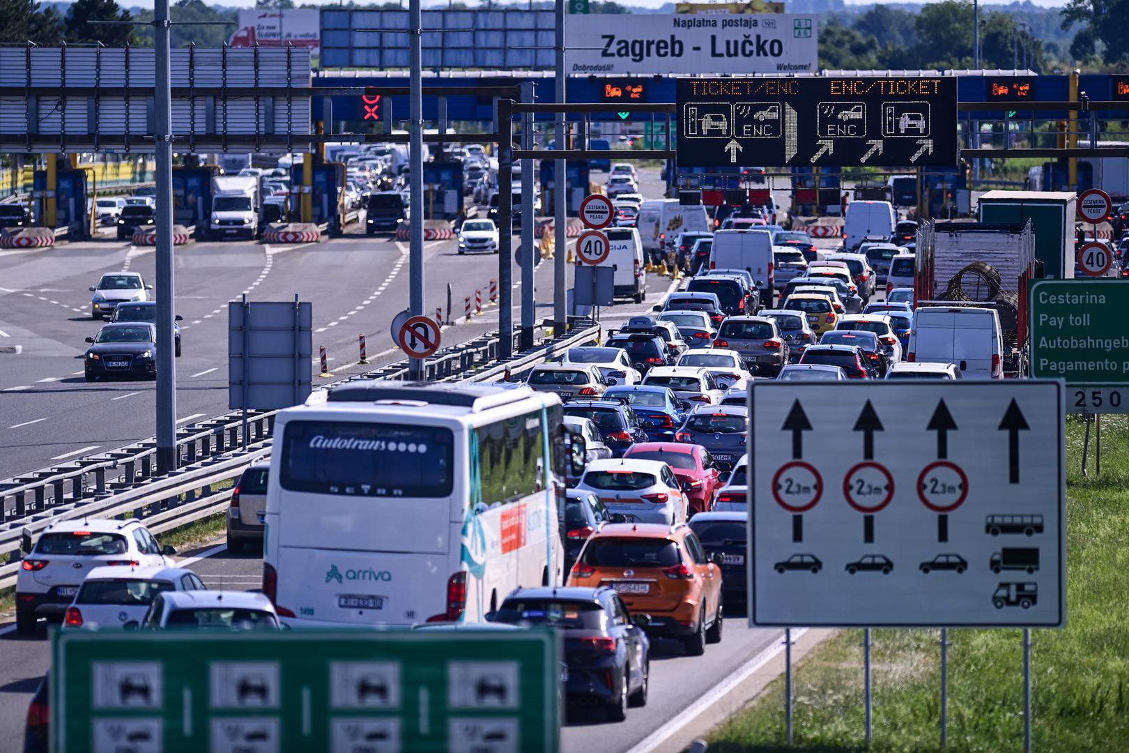 14.07.2023., Zagreb - Guzve na naplatnoj postaji Lucko u smjeru mora i u smjeru Zagreba pred pocetak vikenda. Photo: Igor Soban/PIXSELL