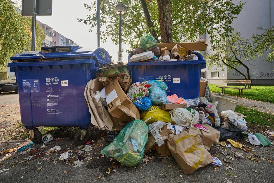 Zagreb: Nagomilano smeće ispred kontejnera za otpad