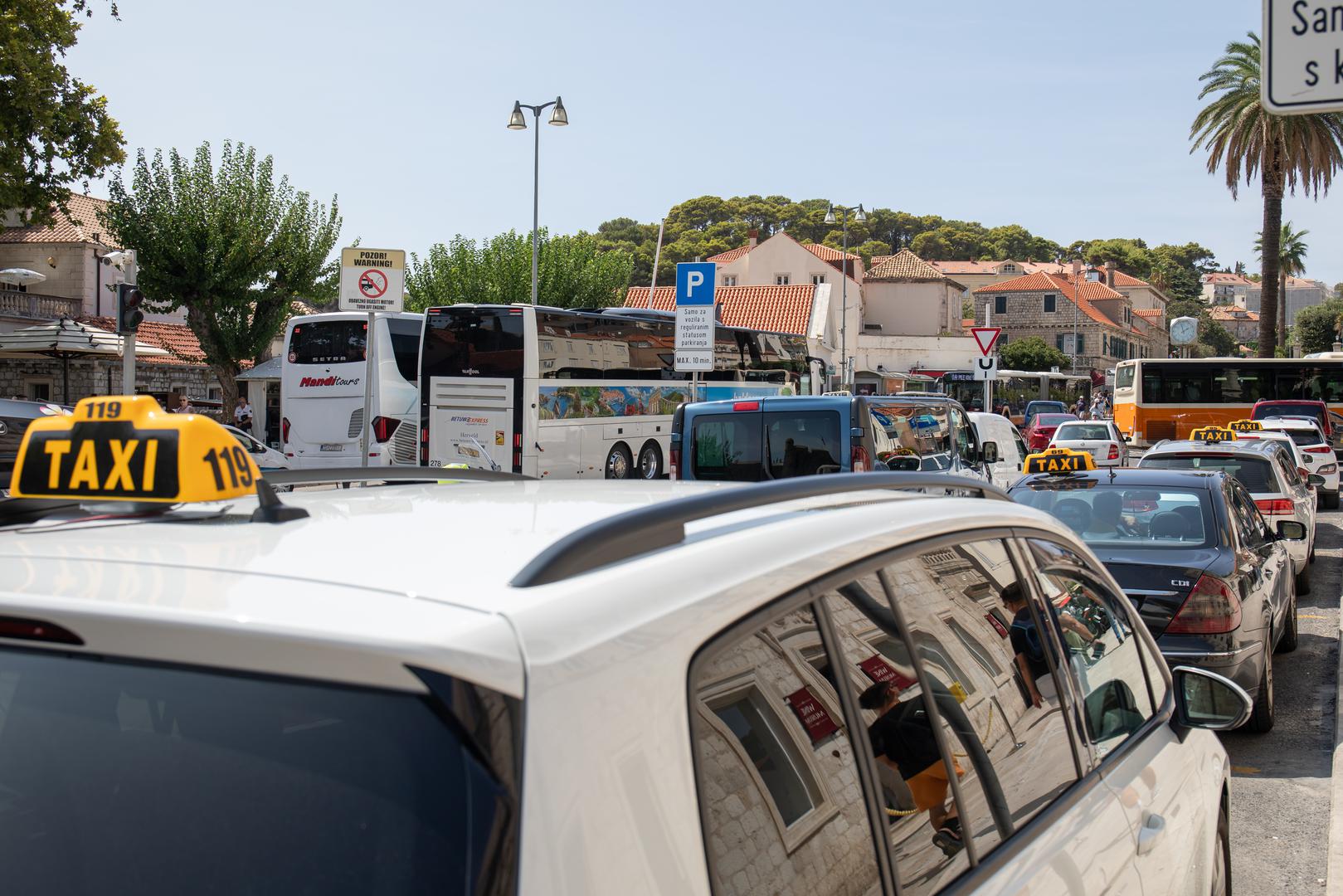 Radi se o nesreći koja se dogodila na Veliku Gospu, kada je 40-godišnji Kosovar na Jadranskoj magistrali prešao u suprotnu traku i udario u automobil žene. 