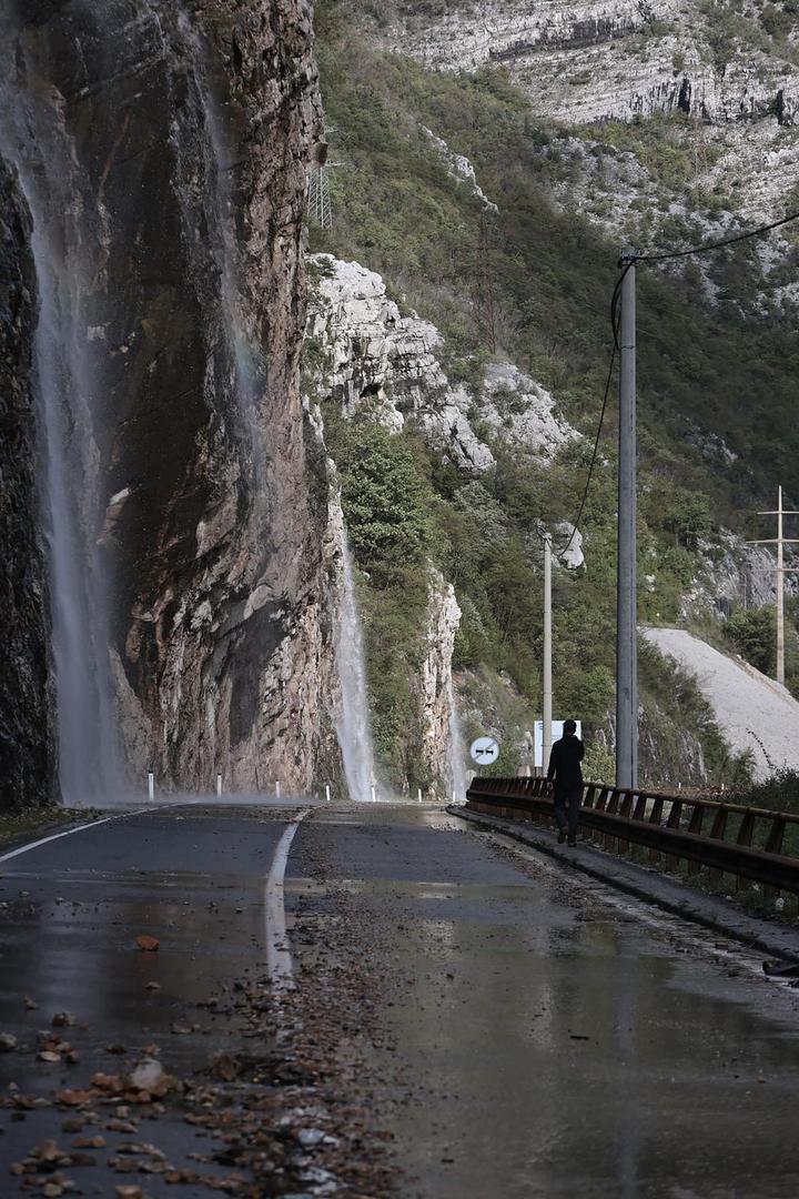 Poplave nisu zaobišle ni Fojnicu. Gojevići, Bakovići kao i mnoga druga naselja su pod vodom. U kolikoj mjeri je ova općina stradala, znat ćemo kasnije.

