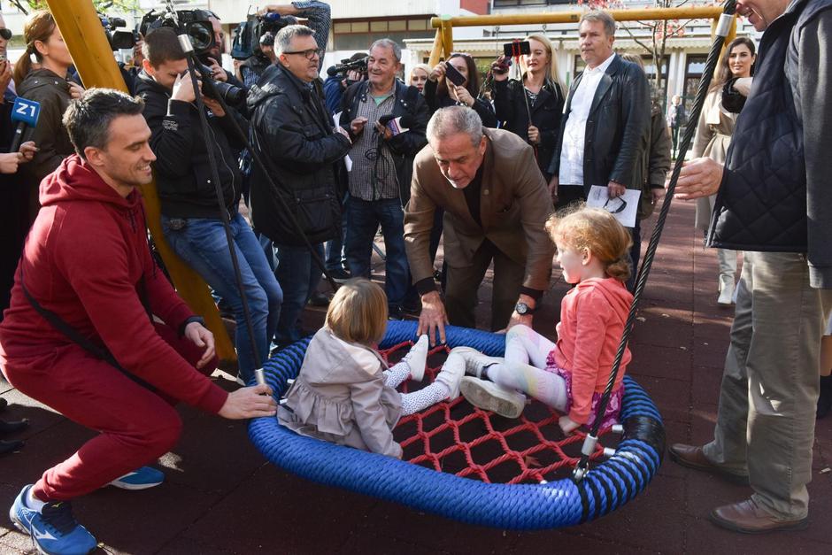 Gradonačelnik Bandić prošetao novouređenim Trgom Ivana Kukuljevića u Španskom