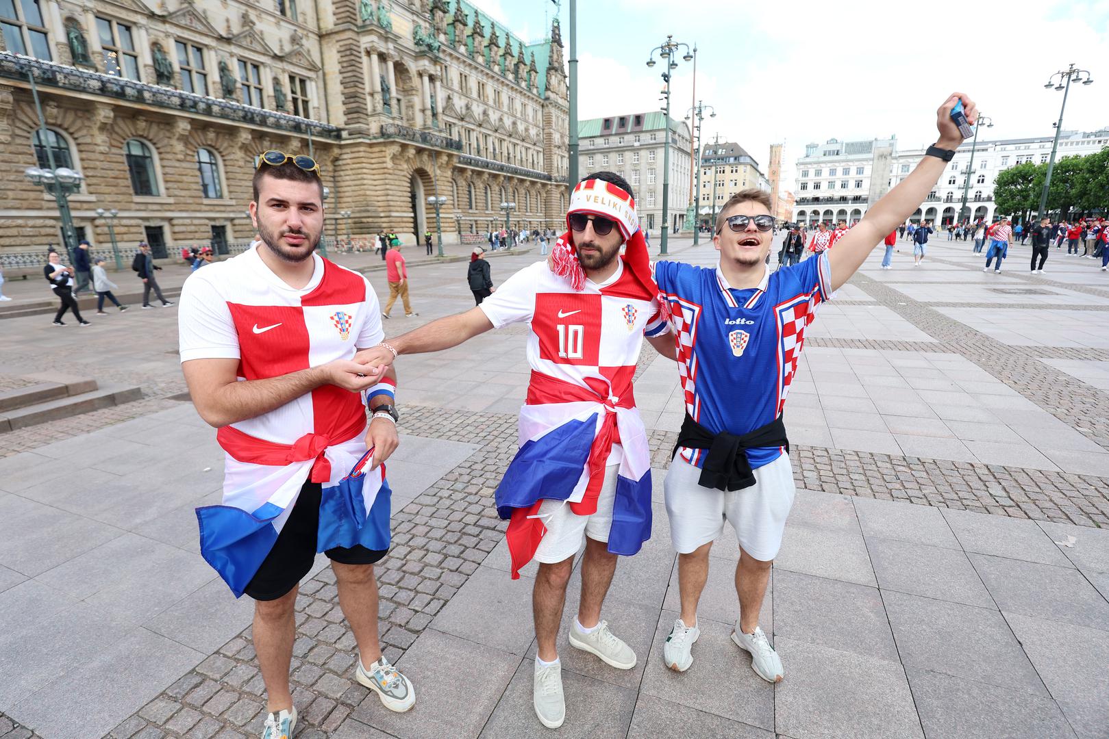 A da će doista tako vjerojatno i biti, svjedoče scene iz Hamburge. Hrvatski navijači već su okupirali njemački grad, što možete provjeriti u našoj galeriji.