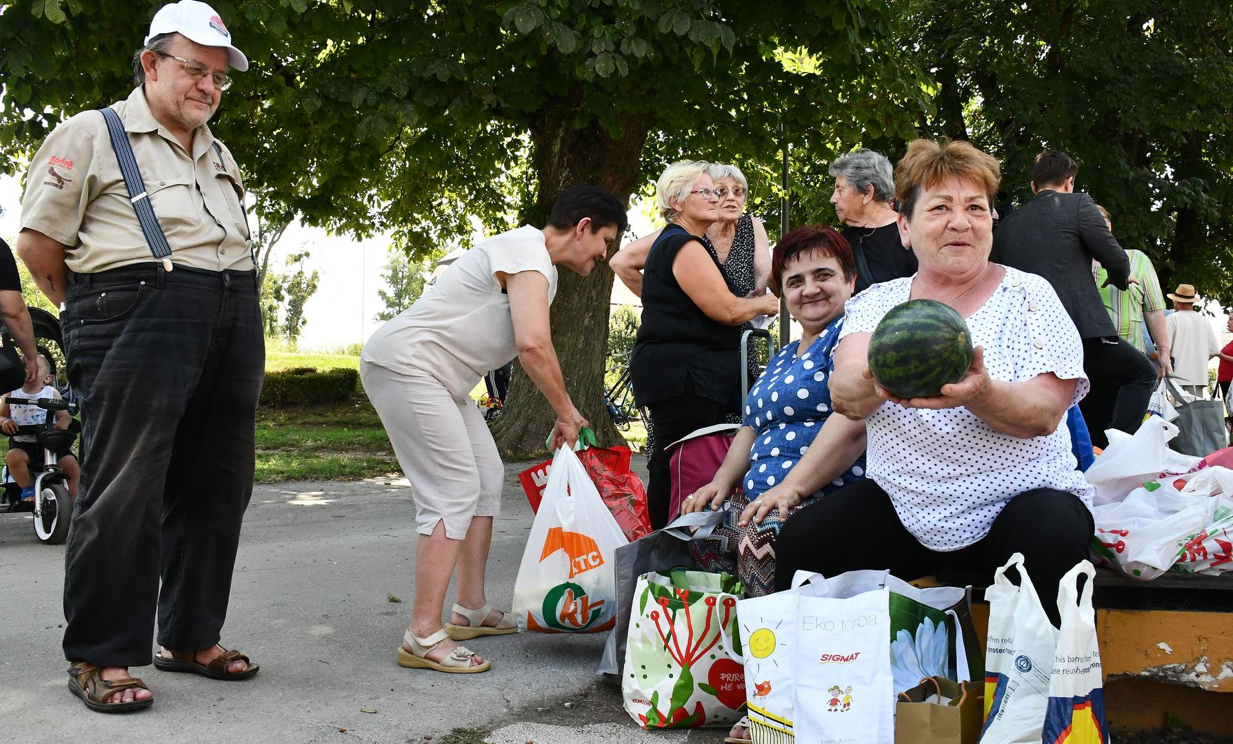 01.08.2024., Virovitica - Podravski povrtlari besplatno su od 14 sati na virovitickom Trgu kralja Tomislava dijelili povrce zainteresiranim gradjanima u znak protesta zbog nerjesavanja problema s nelojalnom konkurencijom, odnosno privilegiranja uvoznog povrca na trzistu. Photo: Ivica Galovic/PIXSELL