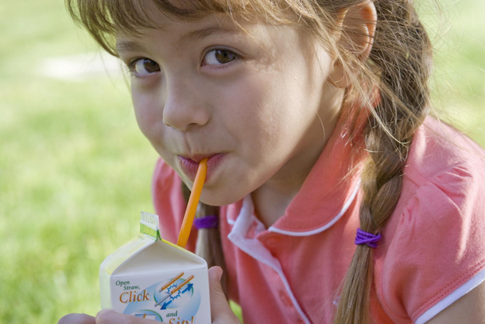 Uprljaju li vaši najmlađi majice i hlače dok piju omiljeni sok iz tetrapaka? Naučite ih da piju sok držeći tetrapak za "uši" s rubova tetrapaka. Tako će izbjeći dodir tetrapaka i mogućnost da se zamažu sokom.