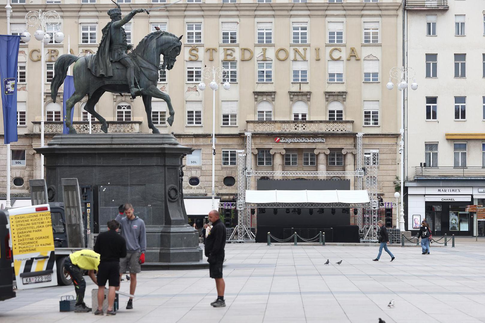 Na glavnom gradskom trgu prijepodneva se užurbano radilo na postavljanju velike pozornice s LED ekranom.