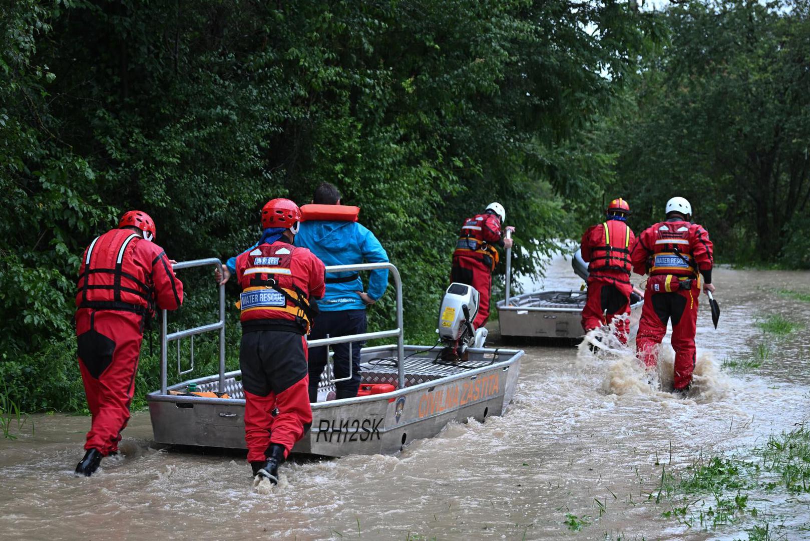 05.08.2023., Drenje Brdovecko - Civilna zastita i HGSS spasavaju zivotinje iz poplavljenjih domova Photo: Davor Puklavec/PIXSELL