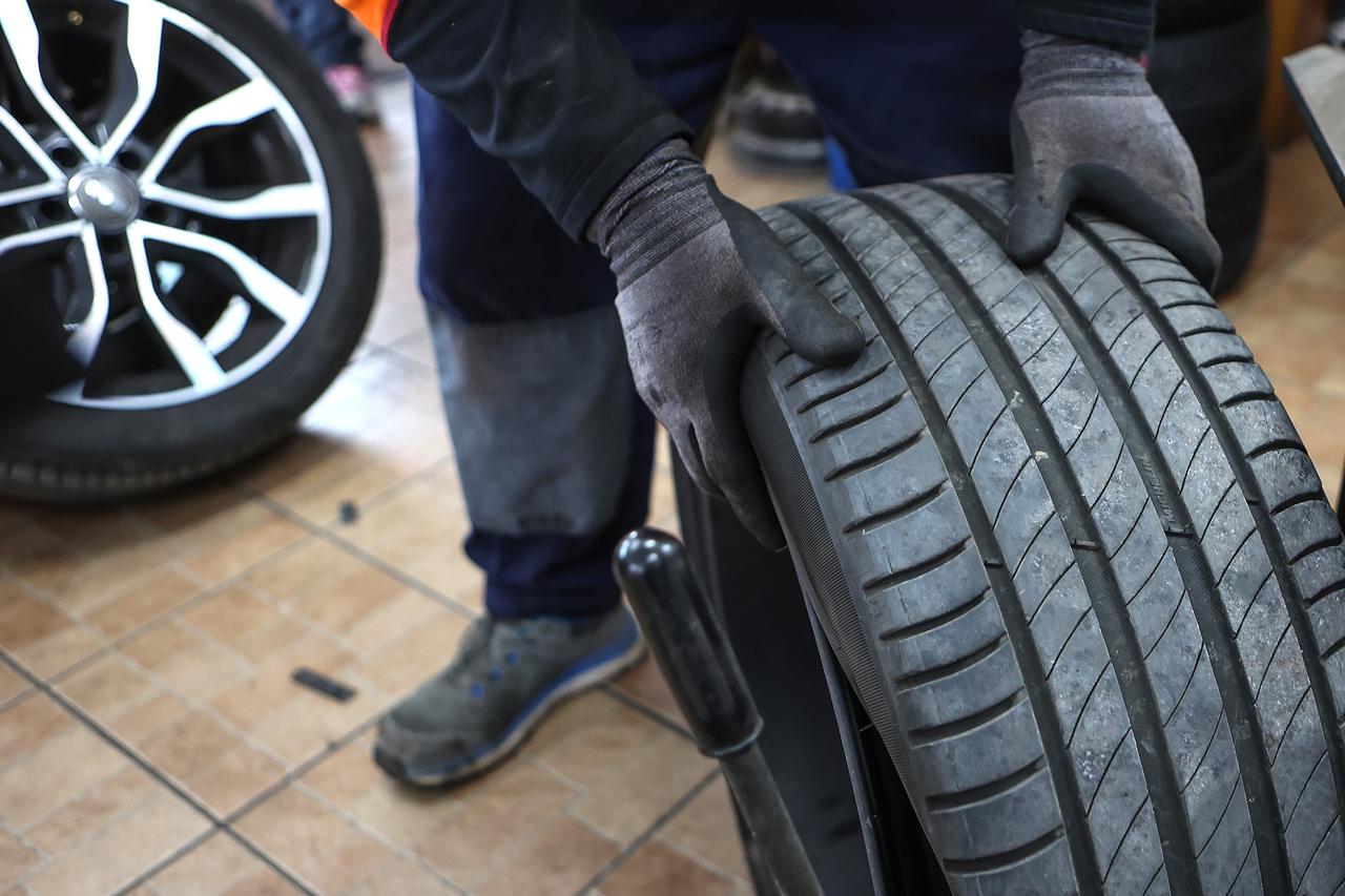 Zamjena ljetnih guma zimskima koje su obavezne na vozilima od 15. studenog do 15. travnja